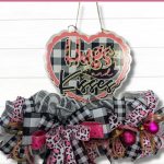 How to Decorate a Hugs and Kisses Wreath Rail
